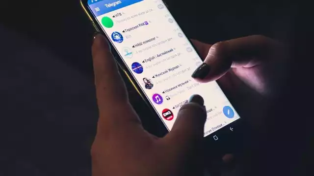Se sugiere localizar en la barra de direcciones del navegador un “candado” que antecede a la URL del sitio web
