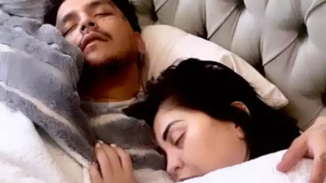 ¿Quién es la mujer con la que Christian Nodal aparece durmiendo en una foto?