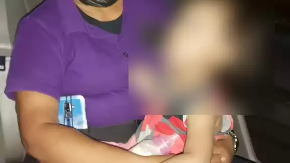 Tras confirmar y verificar la situación en la que se presentaba la menor, los policías procedieron a auxiliarla Tras confirmar y verificar la situación en la que se presentaba la menor, los policías procedieron a auxiliarla