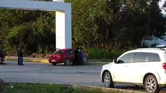 El comandante circulaba a bordo de un vehículo tipo Jetta de color rojo, sobre la avenida 20 de noviembre, en la Región 207. Foto: Rafael García El comandante circulaba a bordo de un vehículo tipo Jetta de color rojo, sobre la avenida 20 de noviembre, en la Región 207. Foto: Rafael García