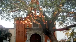 Esta  iglesia es una curiosa construcción levantada en un pequeño terreno