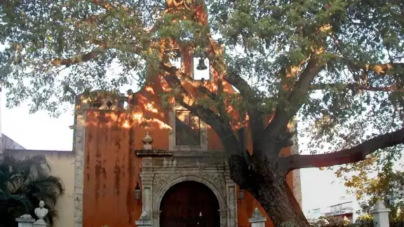 Esta iglesia es una curiosa construcción levantada en un pequeño terreno Esta iglesia es una curiosa construcción levantada en un pequeño terreno
