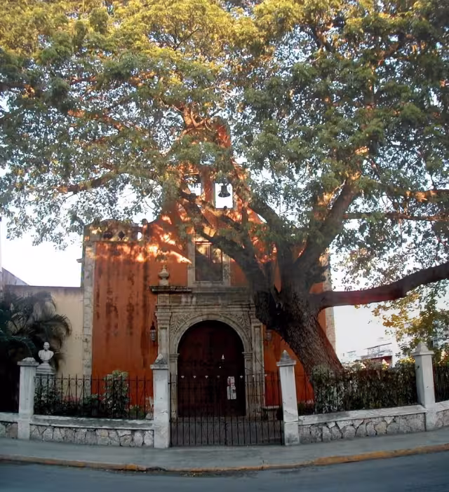 Esta  iglesia es una curiosa construcción levantada en un pequeño terreno