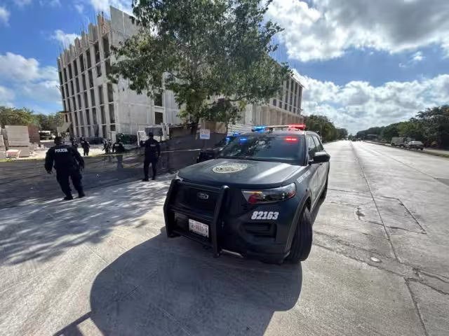 Peritos en criminalística llevaron a cabo el levantamiento del cuerpo para su traslado al Servicio Médico Forense