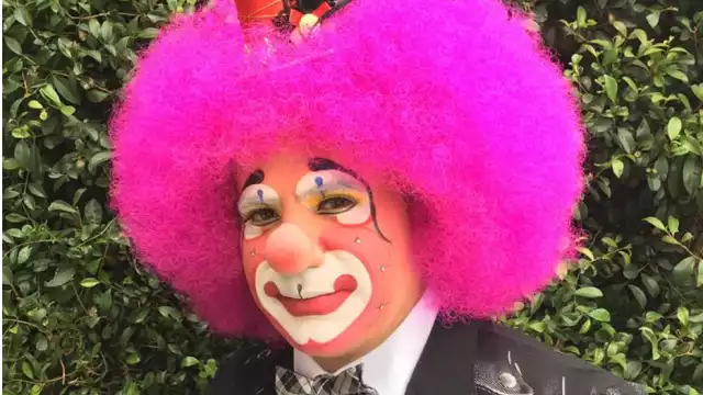 Platanito llora al revelar que ha recibido amenazas de muerte por sus chistes