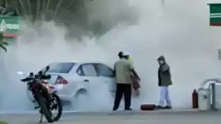 Tras cargar gasolina, al ser encendido el auto comenzó a sacar humo del motor, el cual terminó en llamas. Foto:  Jaime Tun