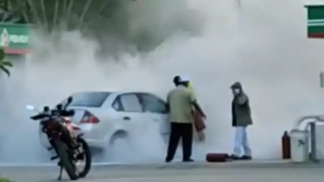 Tras cargar gasolina, al ser encendido el auto comenzó a sacar humo del motor, el cual terminó en llamas. Foto:  Jaime Tun