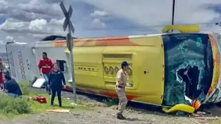 El autobús quedó volcado a un costado de la vía