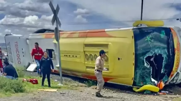 El autobús quedó volcado a un costado de la vía El autobús quedó volcado a un costado de la vía