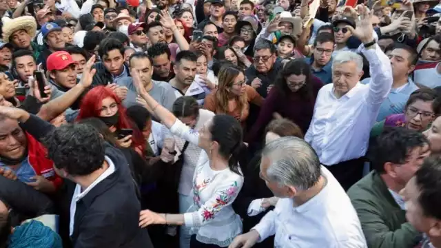 AMLO llegó al Ángel de la Independencia para la marcha