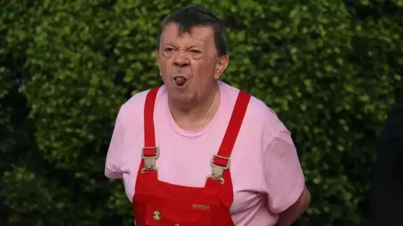 A unas horas de que llegue la Navidad, se ha viralizado el épico momento en el que Chabelo rompió el cólera al ser cuestionado sobre el festejo que tendría en esta noche especial A unas horas de que llegue la Navidad, se ha viralizado el épico momento en el que Chabelo rompió el cólera al ser cuestionado sobre el festejo que tendría en esta noche especial
