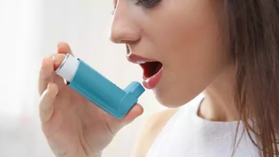 La falta de aire en los pulmones puede llevar a la producción de mucosidad que obstruye todavía más las vías respiratorias La falta de aire en los pulmones puede llevar a la producción de mucosidad que obstruye todavía más las vías respiratorias