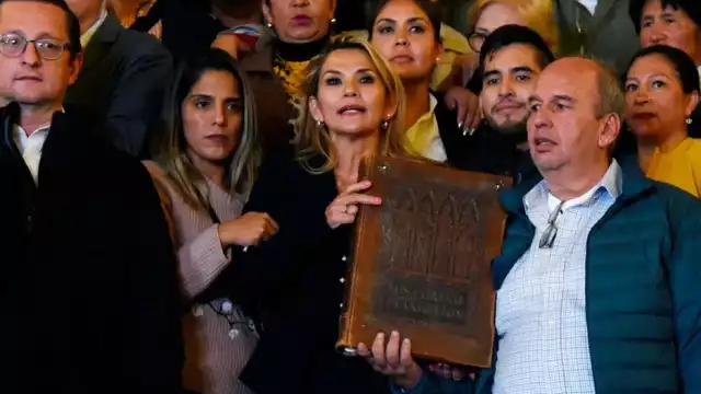 Jeanine Áñez se autoproclamo presidenta de Bolivia en medio de un golpe de Estado contra Evo Morales. Foto: AFP