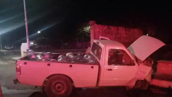 La camioneta quedó destrozada en la parte delantera La camioneta quedó destrozada en la parte delantera