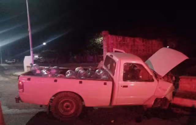 La camioneta quedó destrozada en la parte delantera