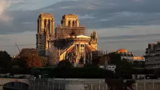 El día 15 de abril de 2019, la catedral de Notre Dame d eParís, sufrió un incendio