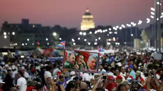 Videos publicados en las redes sociales mostraron a un grupo de cubanos que salieron a la calle en la ciudad de Caimanera, cercana a la base naval de EU
