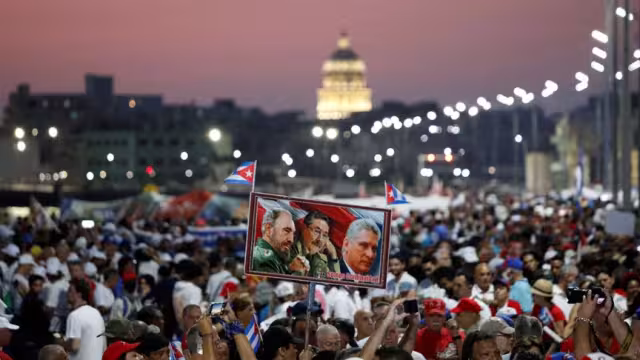 Videos publicados en las redes sociales mostraron a un grupo de cubanos que salieron a la calle en la ciudad de Caimanera, cercana a la base naval de EU
