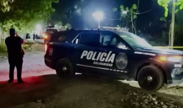 Elementos policiacos llegaron a la escena del crimen y resguardaron el lugar.