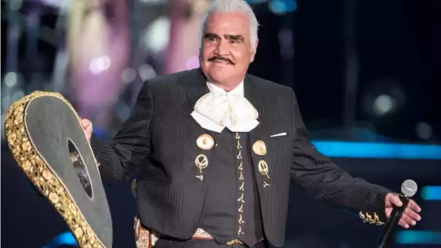 Vicente Fernández tuvo que ser sometido a una traqueostomía, luego de que desde agosto se encuentra hospitalizado tras una fuerte caída en su rancho