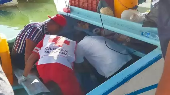 Paramédicos trasladaron de emergencia al pescador a un hospital Paramédicos trasladaron de emergencia al pescador a un hospital