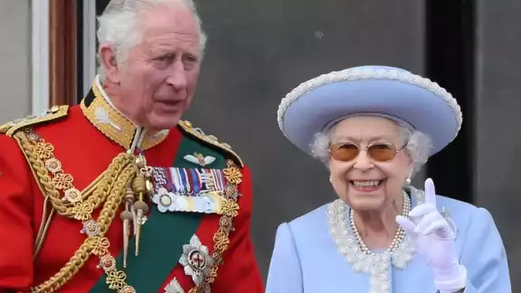 Isabel II fue la primogénita del duque y la duquesa de York, quienes más tarde se convirtieron en el rey Jorge VI y la reina consorte Isabel Isabel II fue la primogénita del duque y la duquesa de York, quienes más tarde se convirtieron en el rey Jorge VI y la reina consorte Isabel