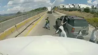 Al menos cinco sujetos armados amedrentaron a los hombres que viajaban en la cabina del camión de carga