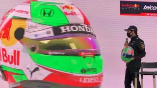 Checo Pérez durante la conferencia de prensa en la que presumió el casco que utilizará en el Gran Premio de México de F1.
