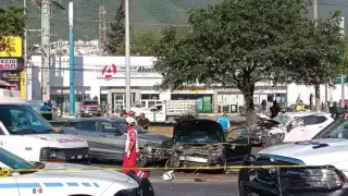 Accidente de cuatro automóviles sobre la avenida Garza Sada, en Monterrey, dejó un saldo de dos personas muertas; autoridades investigan causa de los hechos