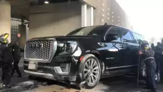 De acuerdo con reportes extraoficiales, hay dos personas detenidas y dos heridos; la camioneta recibió múltiples impactos de bala en la T2 del AICM
