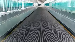 Mujer sufre accidente en banda eléctrica de aeropuerto