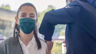 La jefa de gobierno, Claudia Sheinbaum cuenta con el esquema completo de vacunación con el biológico de Pfizer. Este miércoles recibió el refuerzo
