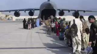 Explosión en el Aeropuerto internacional Hamid Karzai de Kabul, Afganistán dejó varios heridos