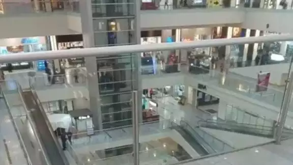 Muere hombre al caer del último piso de la plaza Town Center El Rosario, en CDMX Muere hombre al caer del último piso de la plaza Town Center El Rosario, en CDMX