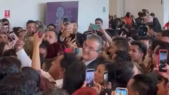 Con mariachi y porras: Así despide personal de la SRE a Marcelo Ebrard Con mariachi y porras: Así despide personal de la SRE a Marcelo Ebrard