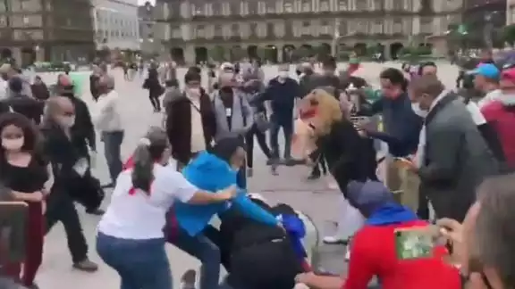 Se registra riña en el Zócalo de CdMx ante protestas a favor de Cuba Se registra riña en el Zócalo de CdMx ante protestas a favor de Cuba