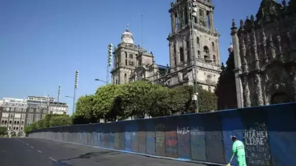 Elementos de la Ciudad de México comenzaron con la instalación de vallas metálicas a fin de proteger Palacio Nacional y la Catedral Metropolitana Elementos de la Ciudad de México comenzaron con la instalación de vallas metálicas a fin de proteger Palacio Nacional y la Catedral Metropolitana