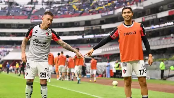 Los Rojinegros del Atlas se metieron a la cancha del Estadio Azteca y vencieron al Cruz Azul por la mínima Los Rojinegros del Atlas se metieron a la cancha del Estadio Azteca y vencieron al Cruz Azul por la mínima