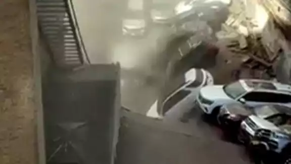 En Nueva York se reportó el derrumbe de un estacionamiento que dejó al menos una persona muerta, varios heridos y personas atrapadas entre los escombros En Nueva York se reportó el derrumbe de un estacionamiento que dejó al menos una persona muerta, varios heridos y personas atrapadas entre los escombros