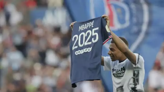 El delantero firmó un contrato por tres años y anunció su decisión en el Parque de los Príncipes previo al inicio del partido ante el Metz