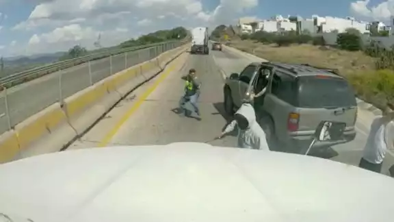 Al menos cinco sujetos armados amedrentaron a los hombres que viajaban en la cabina del camión de carga