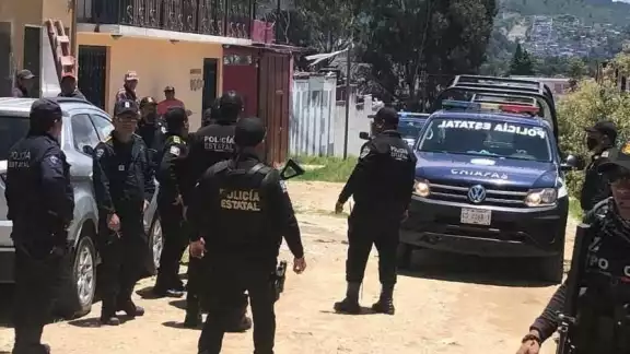 En San Cristóbal de las Casas fueron detenidos dos hombres que llevaban a los migrantes en dos camionetas En San Cristóbal de las Casas fueron detenidos dos hombres que llevaban a los migrantes en dos camionetas