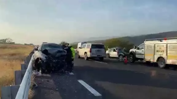 El impacto entre una camioneta y un tráiler ocurrió a la altura de la desviación de Tehuacán, con sentido hacia Veracruz El impacto entre una camioneta y un tráiler ocurrió a la altura de la desviación de Tehuacán, con sentido hacia Veracruz