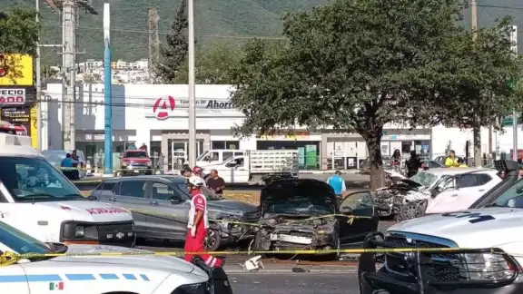 Accidente de cuatro automóviles sobre la avenida Garza Sada, en Monterrey, dejó un saldo de dos personas muertas; autoridades investigan causa de los hechos Accidente de cuatro automóviles sobre la avenida Garza Sada, en Monterrey, dejó un saldo de dos personas muertas; autoridades investigan causa de los hechos