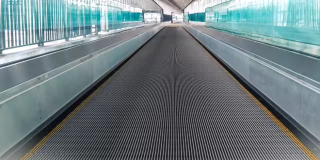 Mujer sufre accidente en banda eléctrica de aeropuerto