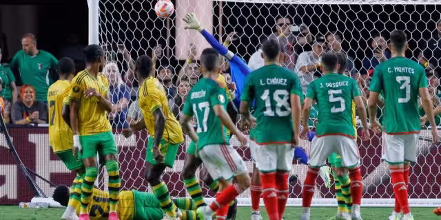 La victoria del tri fue por marcador de 3-0 con goles de Henry Martín, Luis Chávez y Roberto Alvarado.
