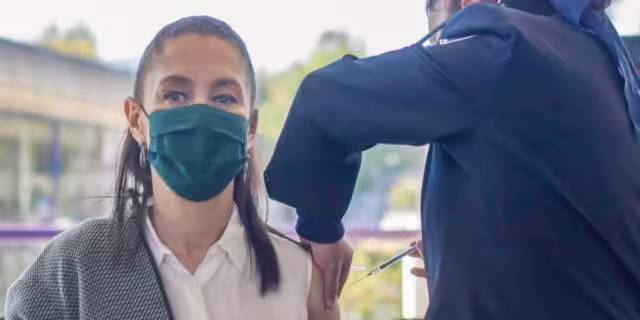 La jefa de gobierno, Claudia Sheinbaum cuenta con el esquema completo de vacunación con el biológico de Pfizer. Este miércoles recibió el refuerzo