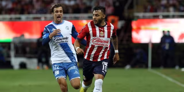 El lateral brasileño de La Franja, Gustavo Ferrareis, se partió el tobillo izquierdo a los 5 minutos de juego al barrerse por un balón