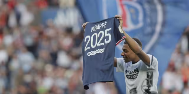 El delantero firmó un contrato por tres años y anunció su decisión en el Parque de los Príncipes previo al inicio del partido ante el Metz