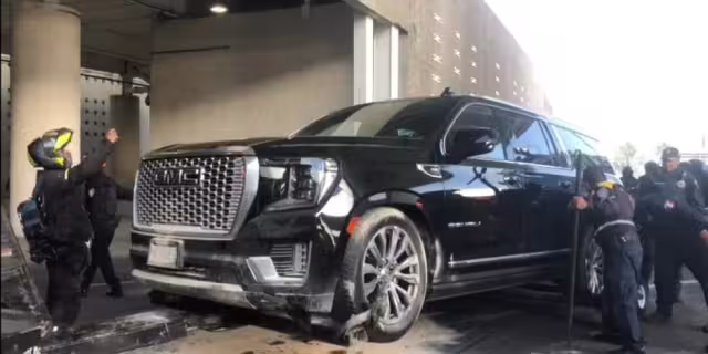 De acuerdo con reportes extraoficiales, hay dos personas detenidas y dos heridos; la camioneta recibió múltiples impactos de bala en la T2 del AICM
